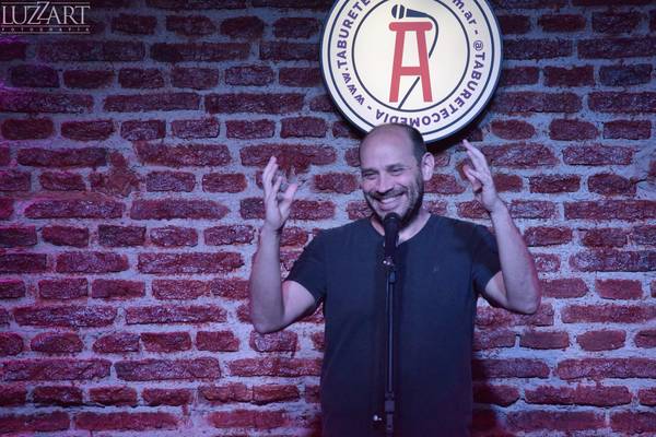 Carucha Dejtiar en Taburete Club de Comedia