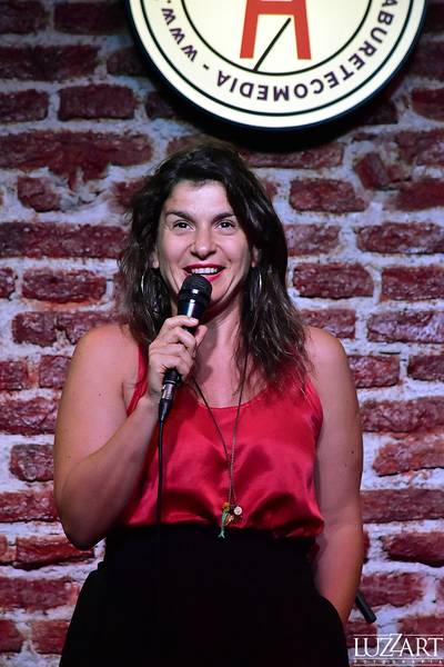 Dalia Gutmann en Taburete Club de Comedia