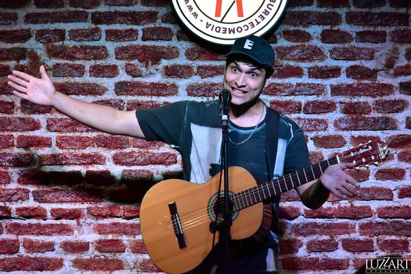 Elías Locura en Taburete Club de Comedia