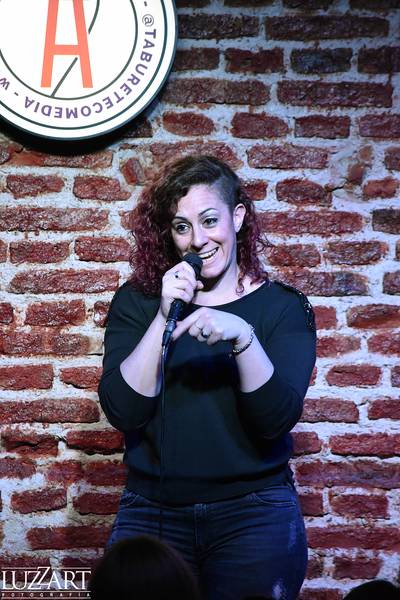 Flor Cardinale en Taburete Club de Comedia