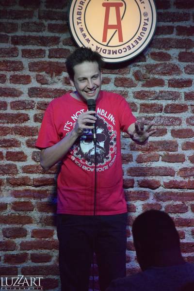 Guillermo Schneider en Taburete Club de Comedia