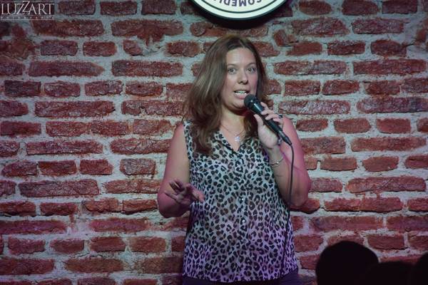 Lore Carrizo en Taburete Club de Comedia