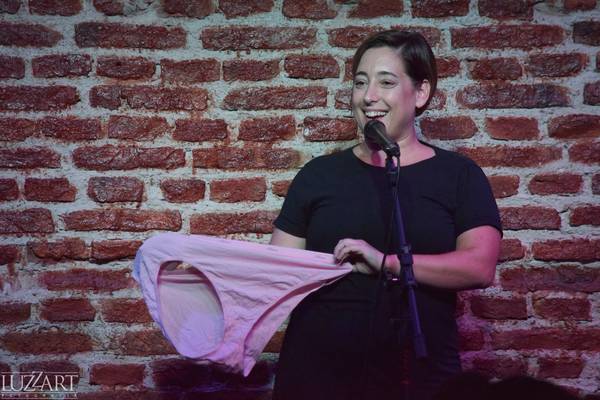 Nadia Chiaramoni en Taburete Club de Comedia