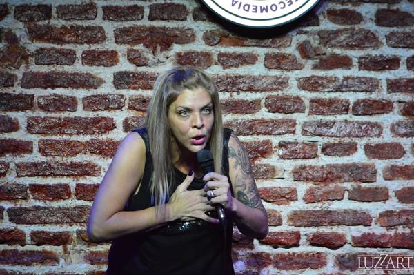 Naty Solano en Taburete Club de Comedia