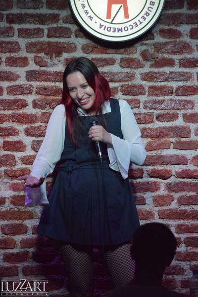 Silvi Campos en Taburete Club de Comedia