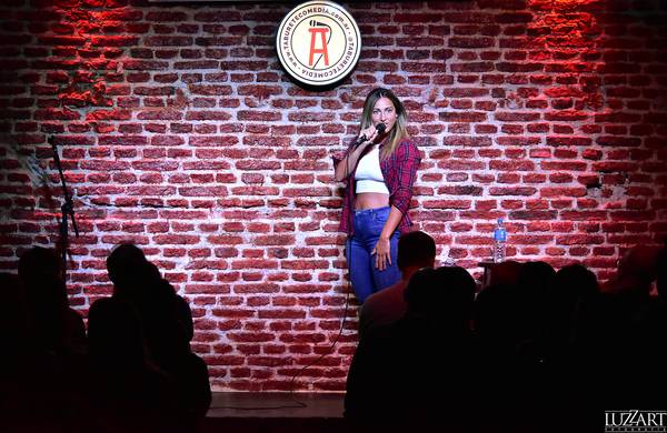 Sole Contreras en Taburete Club de Comedia