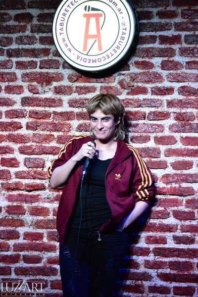 Xamila Denise en Taburete Club de Comedia